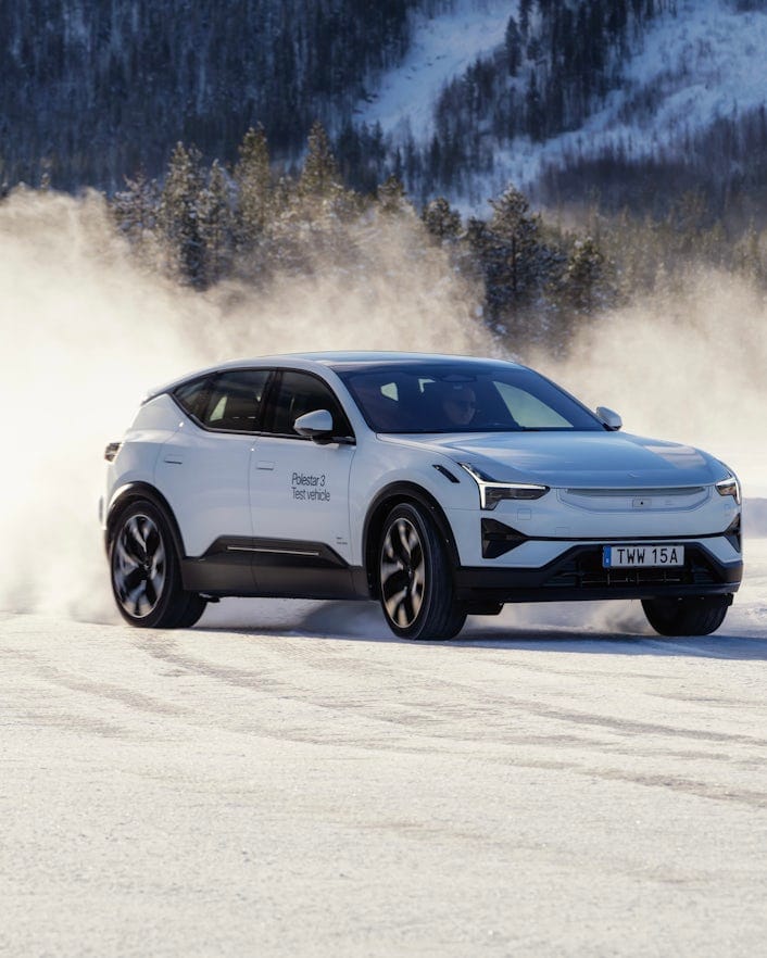 Een witte Polestar 3 met het Polestar Engineered logo racend over het ijs