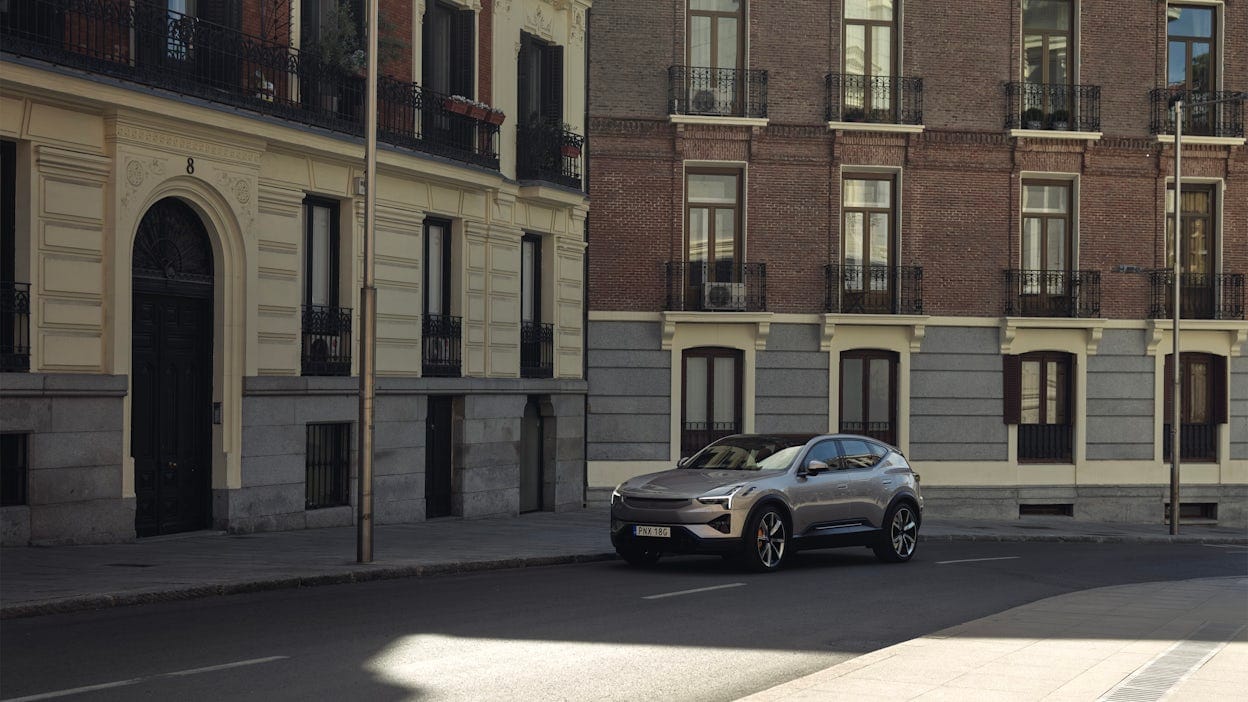 Polestar 3 in front of residential street in central Madrid