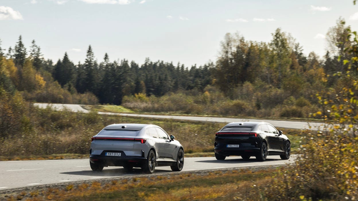 Two Polestar 4s from behind driving down a road