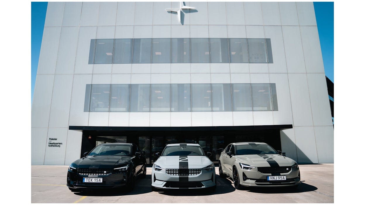 Trois versions différentes de la Polestar 2 BST devant le siège de Polestar à Göteborg.