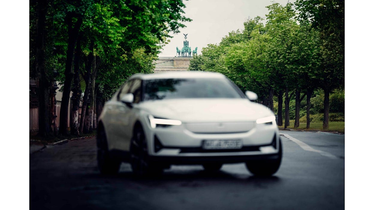 Polestar 2 in front of the brandenburg gate.