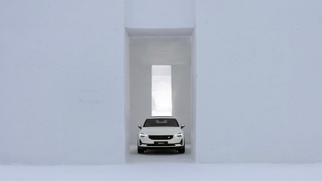 Witte Polestar 2 binnen in Snow space