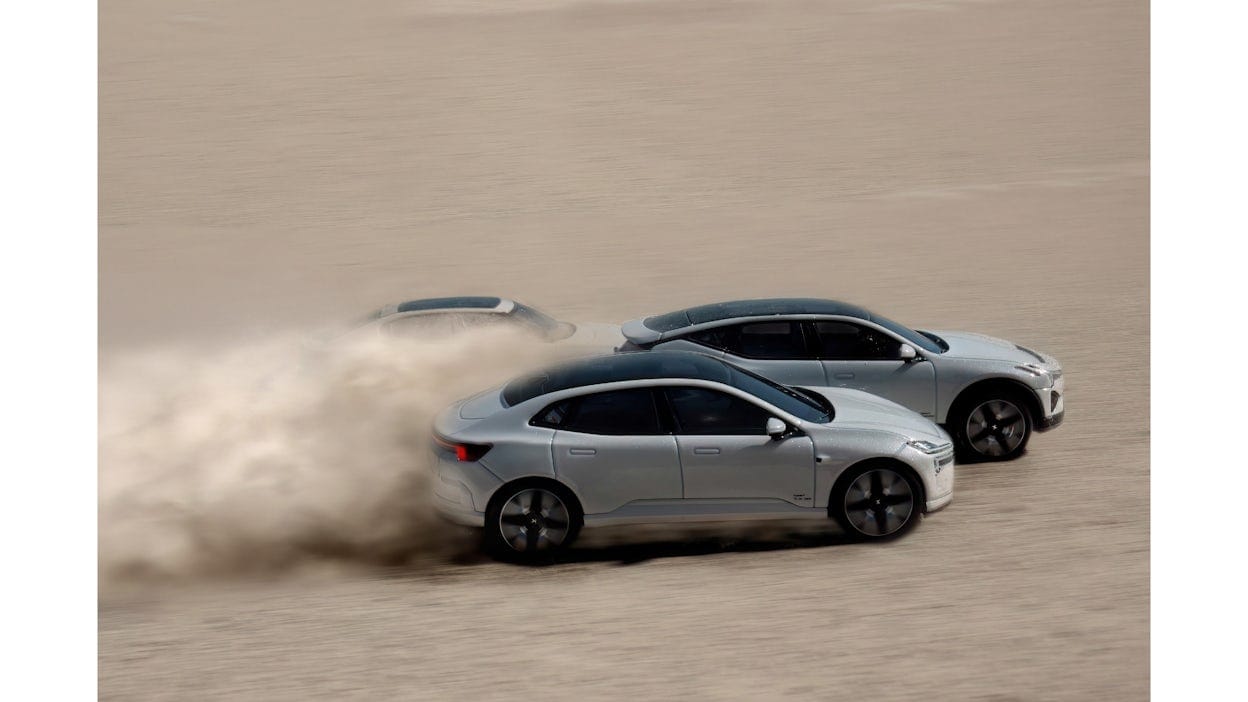 Witte schaalmodellen Polestar 2, Polestar 3, Polestar 4 racend in de woestijn