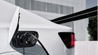 Witte elektrische Polestar 2 met stekker