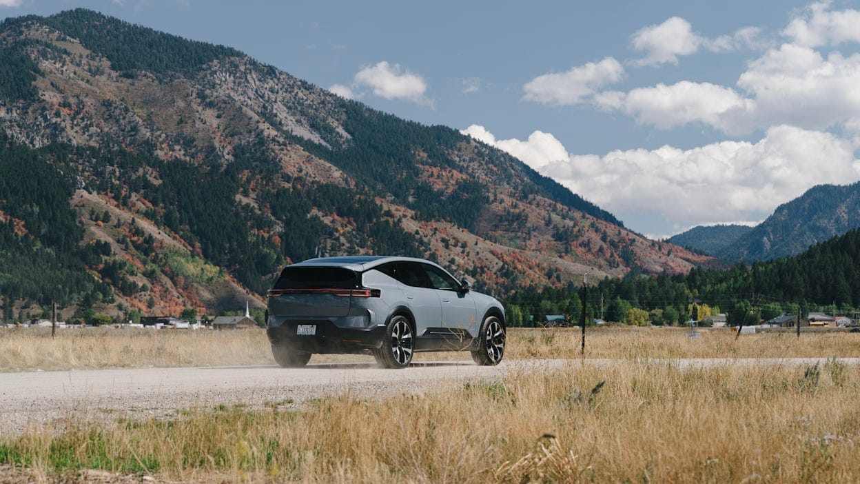 Polestar 3 rijdend op een zandweg in Jackson Hole, Wyoming.