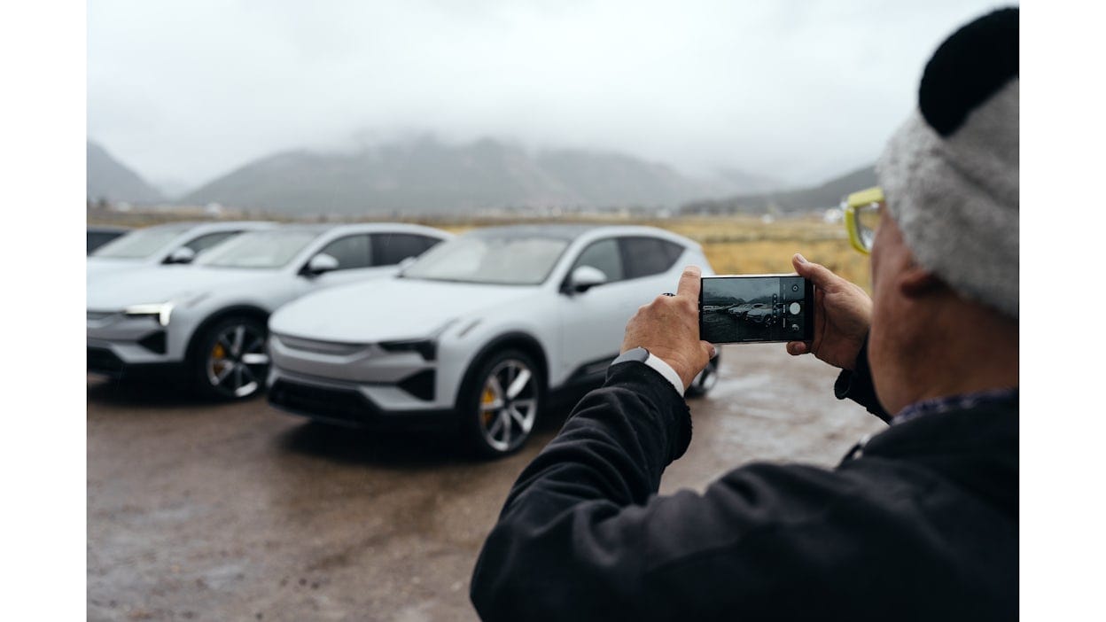 Twee witte Polestar 3 op de foto genomen in een mistige setting