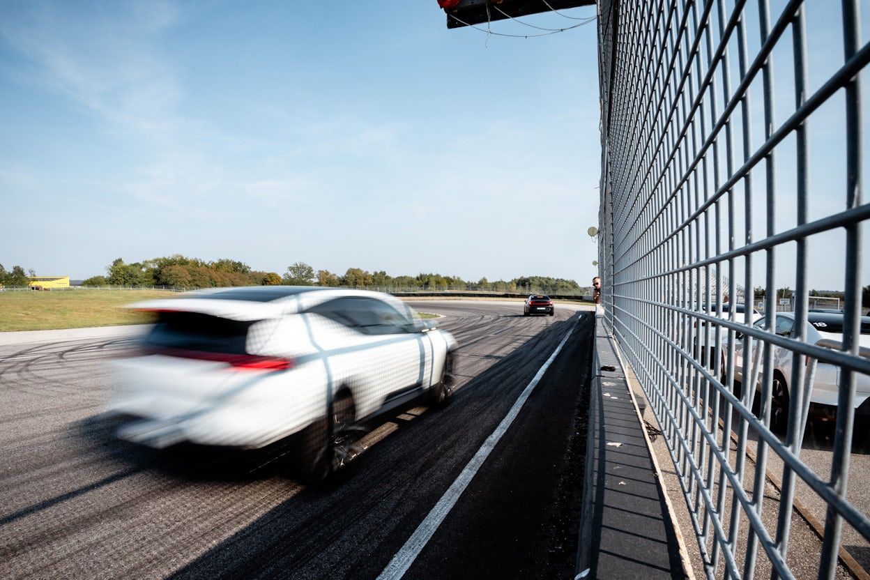 Witte Polestar 3 in een flits voorbij op het circuit