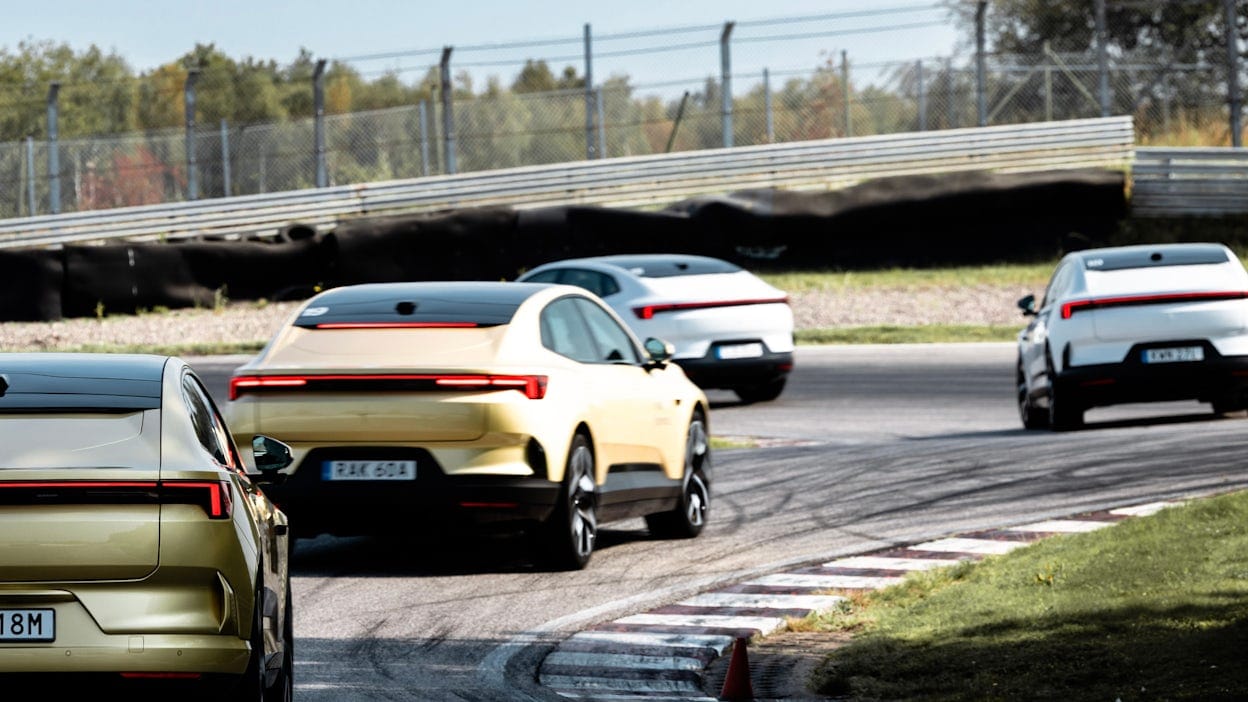 Verschillende uitvoeringen van een Polestar 4 op een circuit