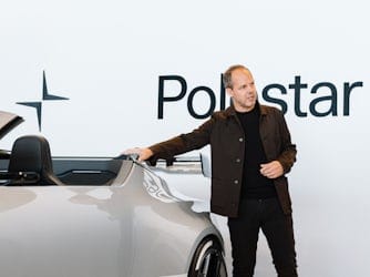 Maxime Célérier die iets uitlegt over de achterkant de Polestar Concept BST