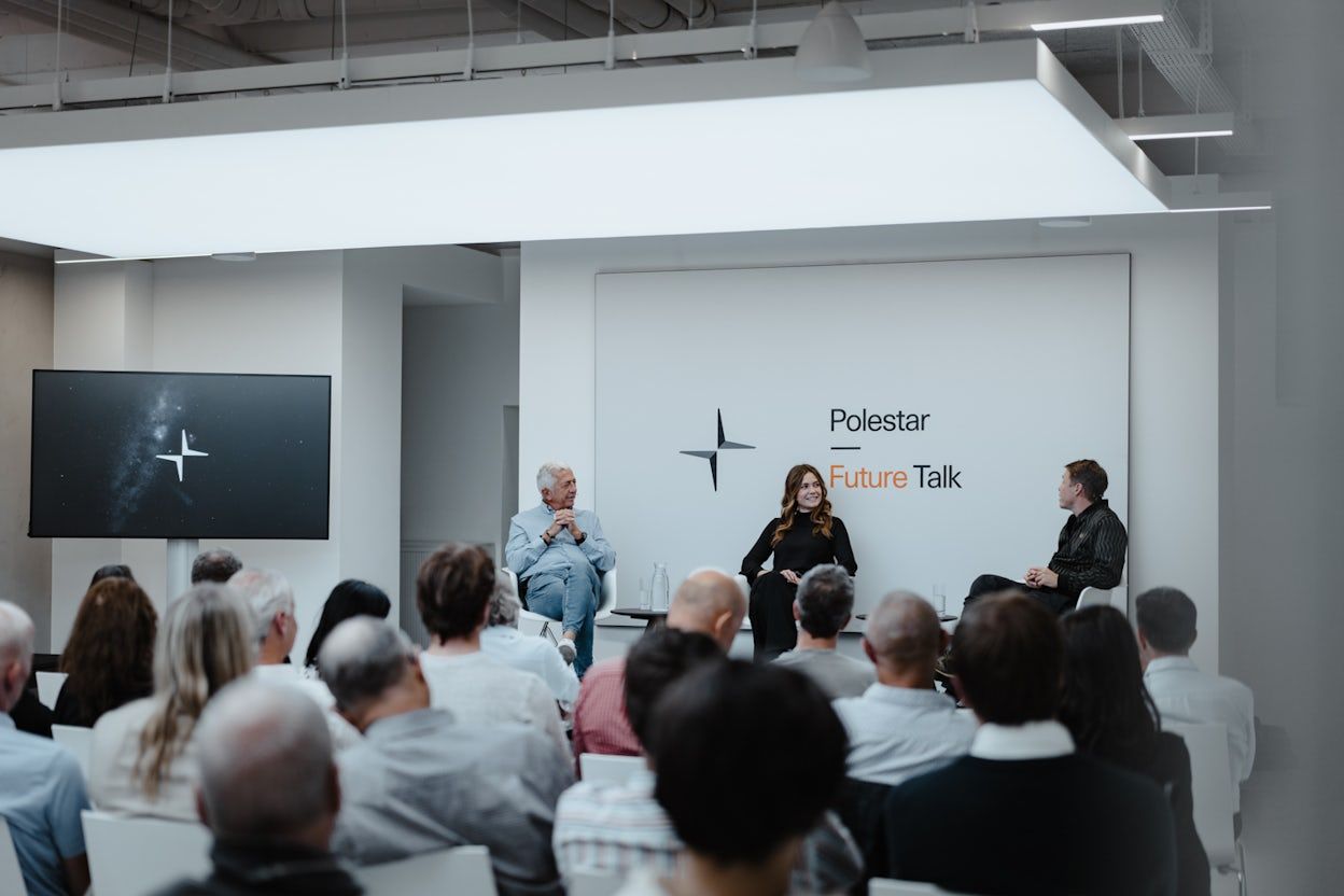 Trois orateurs sur scène dans le Polestar Space Zurich