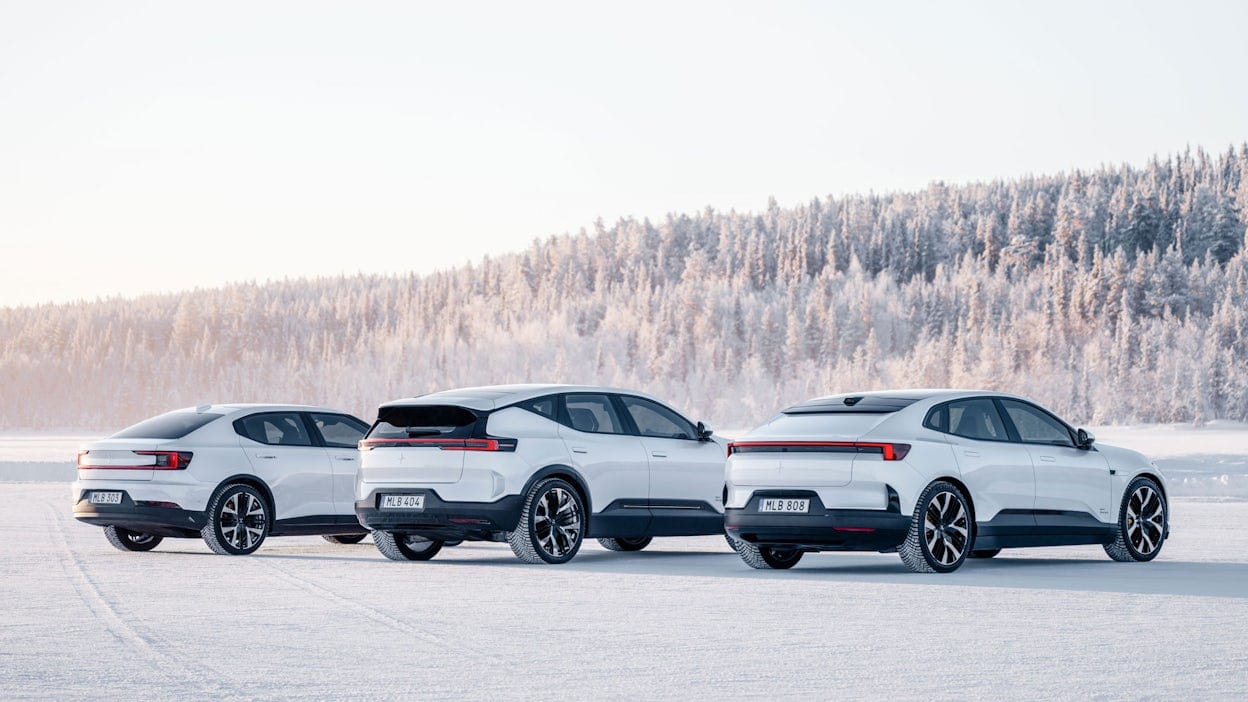 De Polestar 2, Polestar 3, Polestar 4 in een besneeuwd landschap