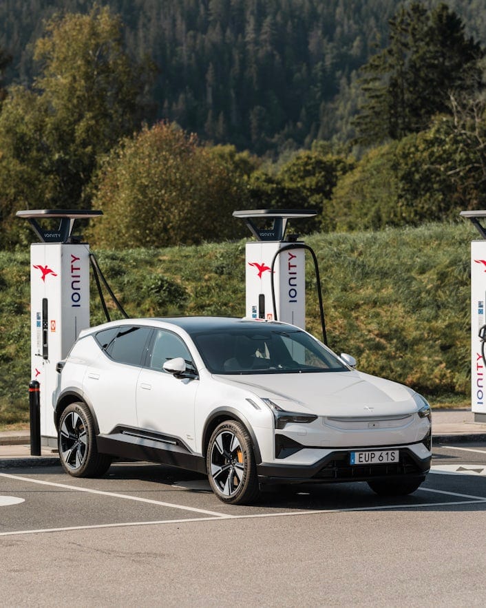 Witte Polestar 3 aan het opladen op een parkeerterrein