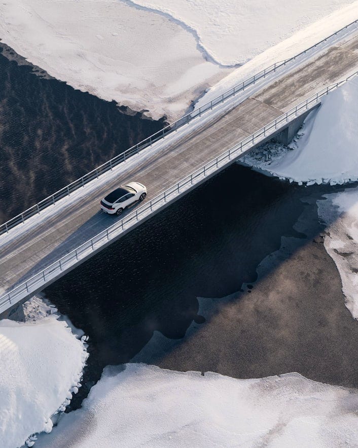 Polestar 4 rijdt over een besneeuwde brug